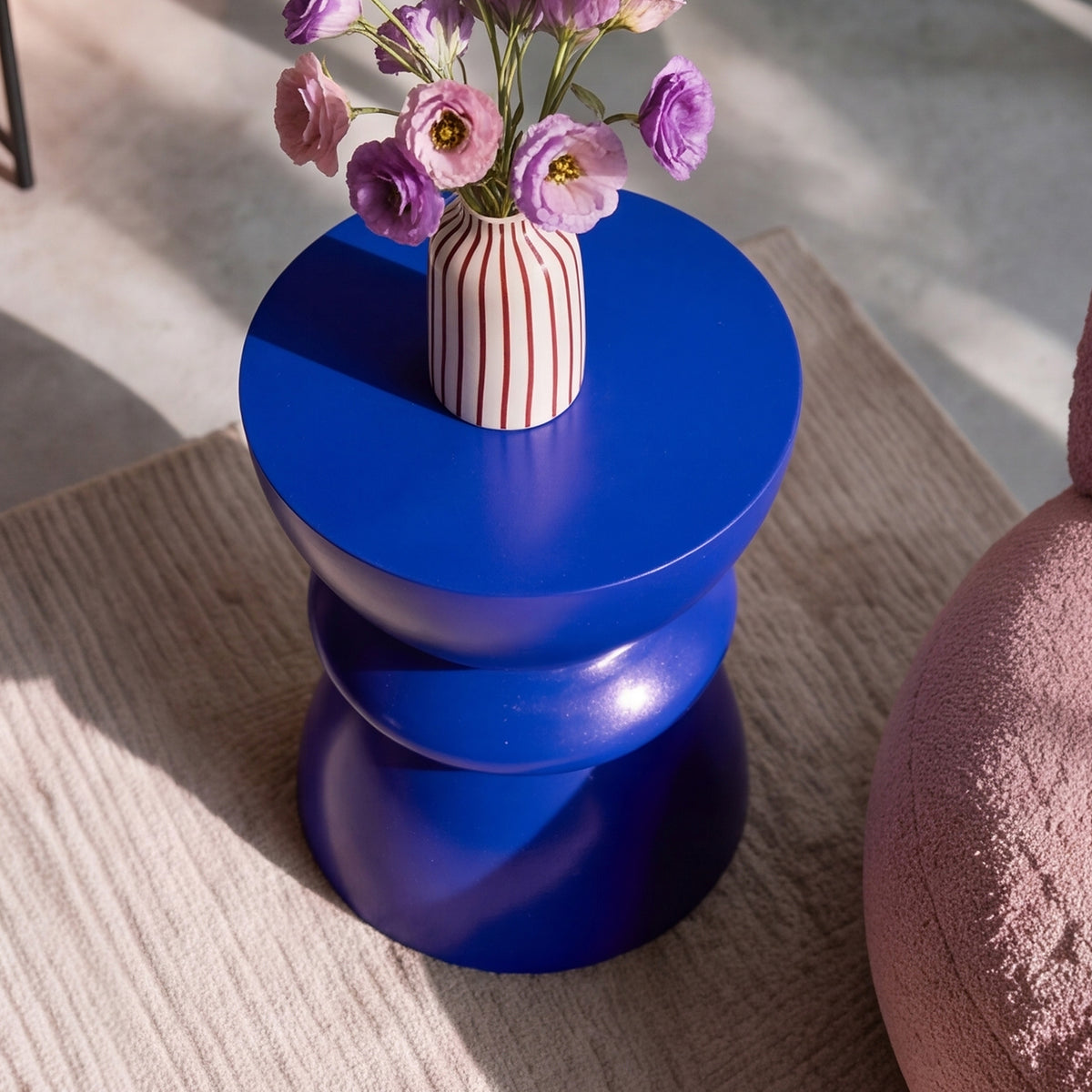 Vue du dessus table d'appoint bleu roi – Maison Pavane