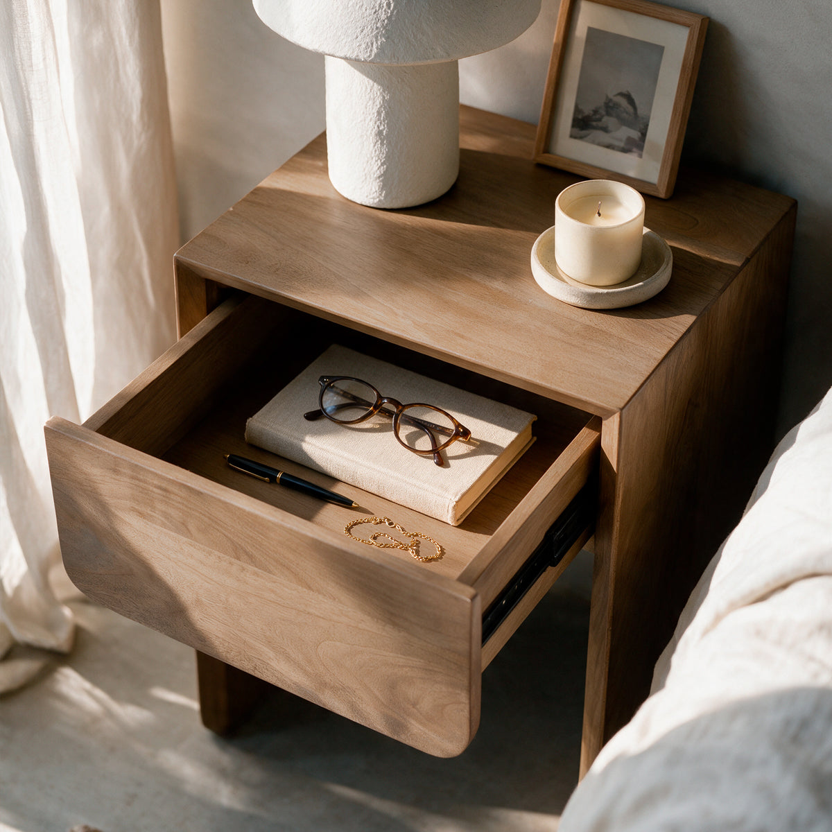 Vue du dessus table de chevet en bois tiroir ouvert – Maison Pavane