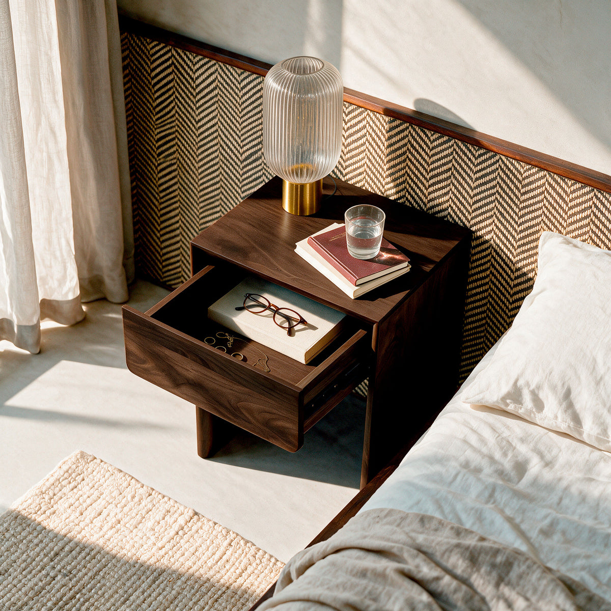 Vue du dessus table de chevet marron foncé bois Achille lampe cannelée et dorée – Maison Pavane