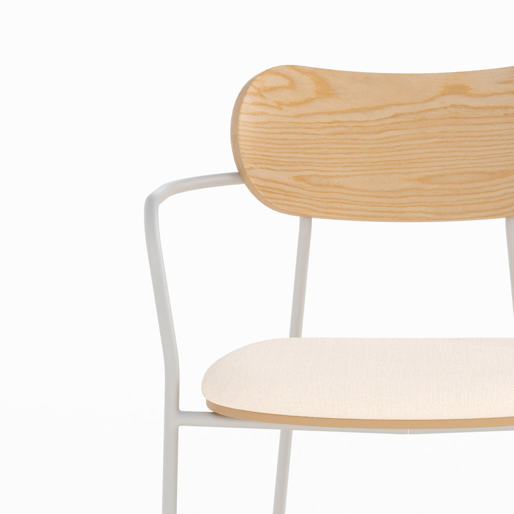 Vue ensemble lot de 2 chaises marine en tissu beige et placage en bois clair