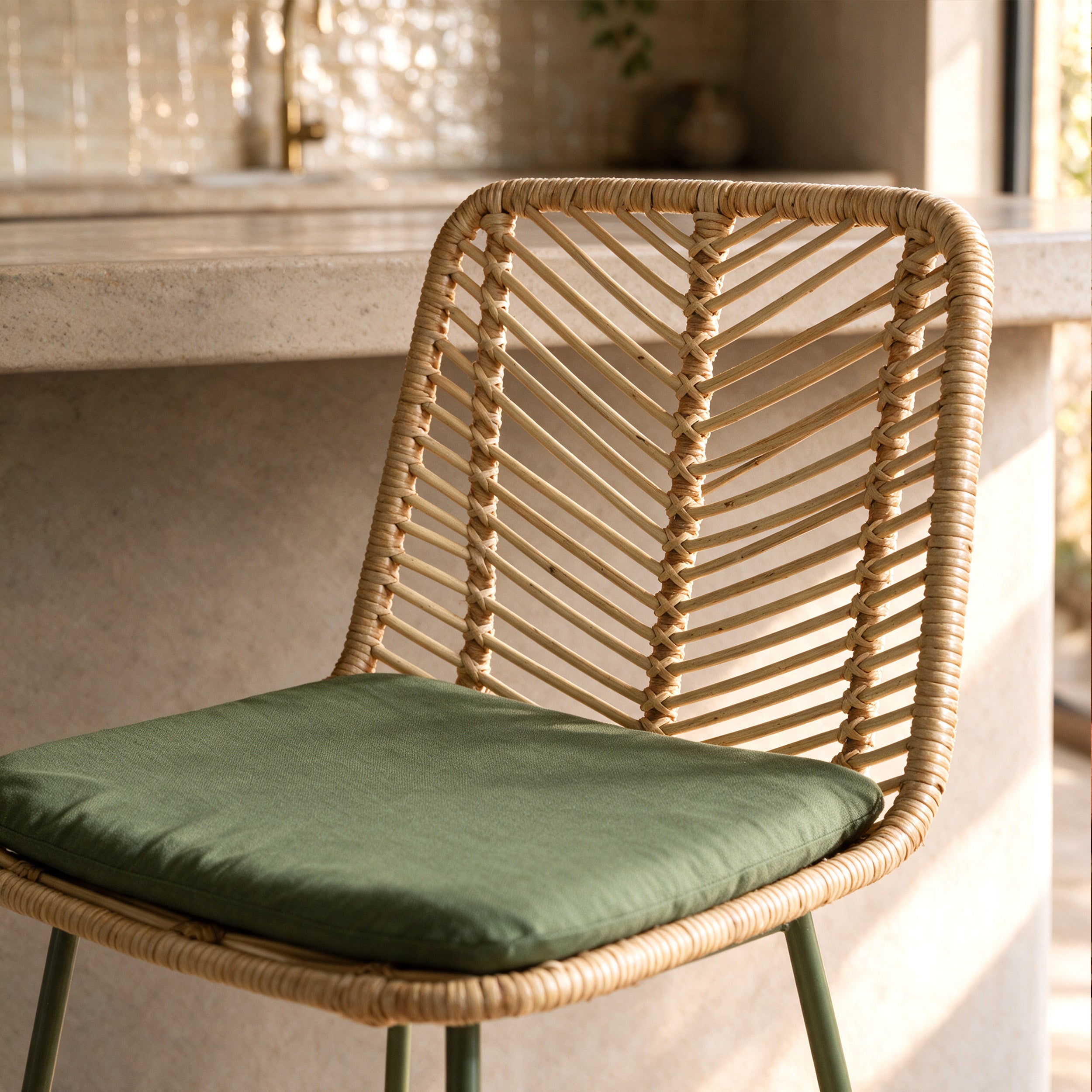 Lot de 2 chaises pour îlot central 66 cm Tamara en rotin et tissu vert