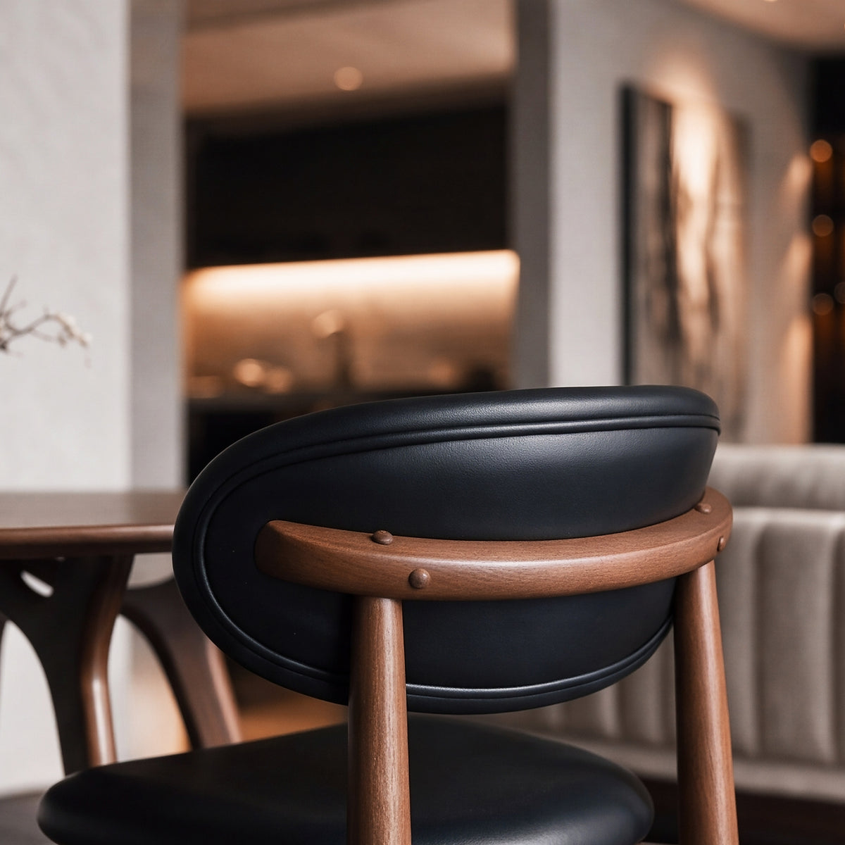 Zoom dossier chaise cuir synthétique noir Yuna – Maison Pavane