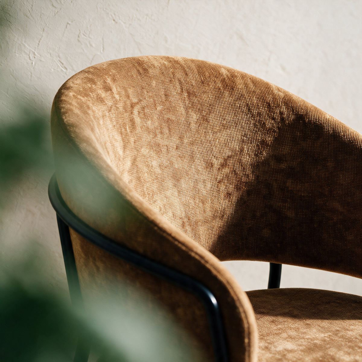 Zoom dossier chaise tissu caramel Amaya – Maison Pavane