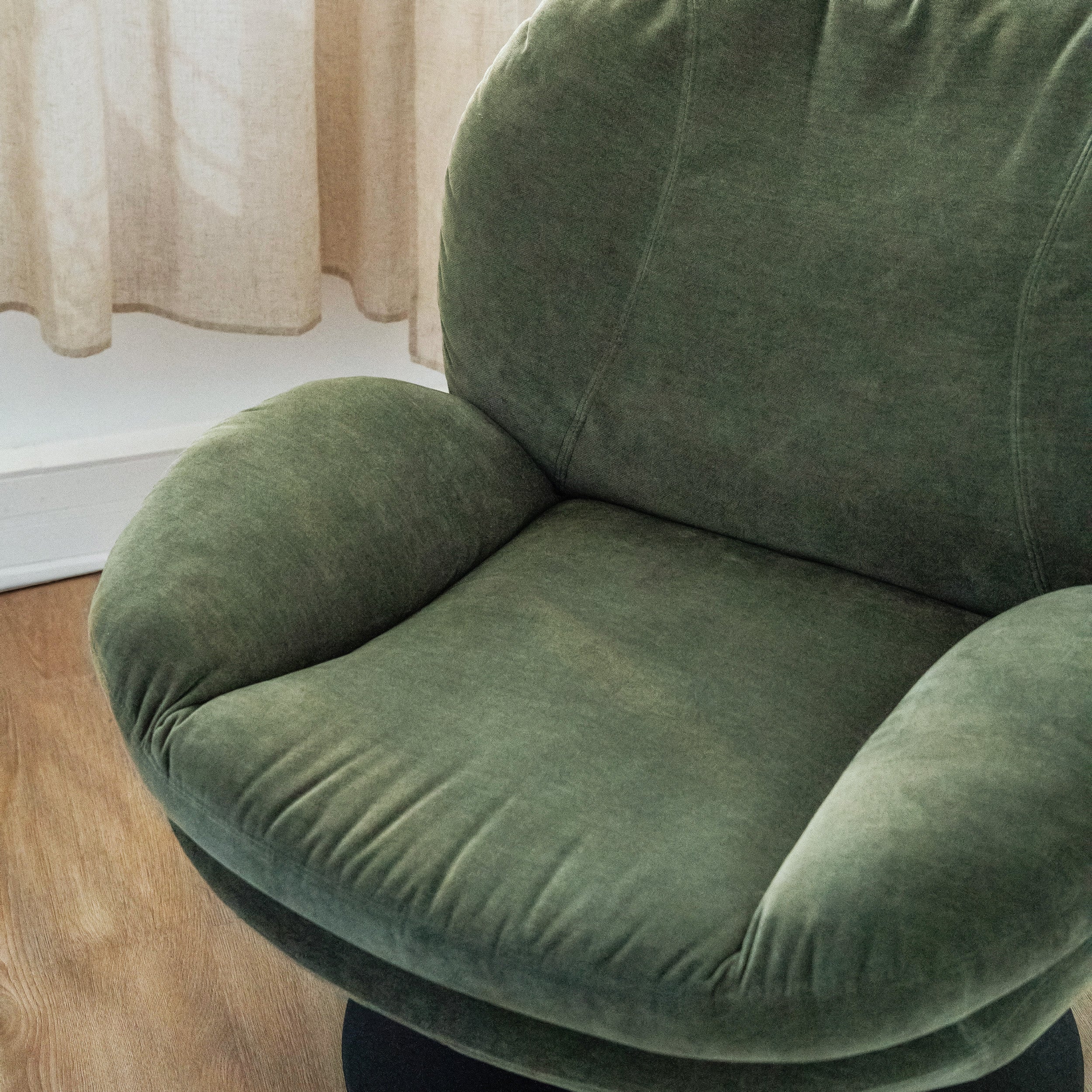 Sillón Ricci giratorio en tejido efecto terciopelo verde caqui