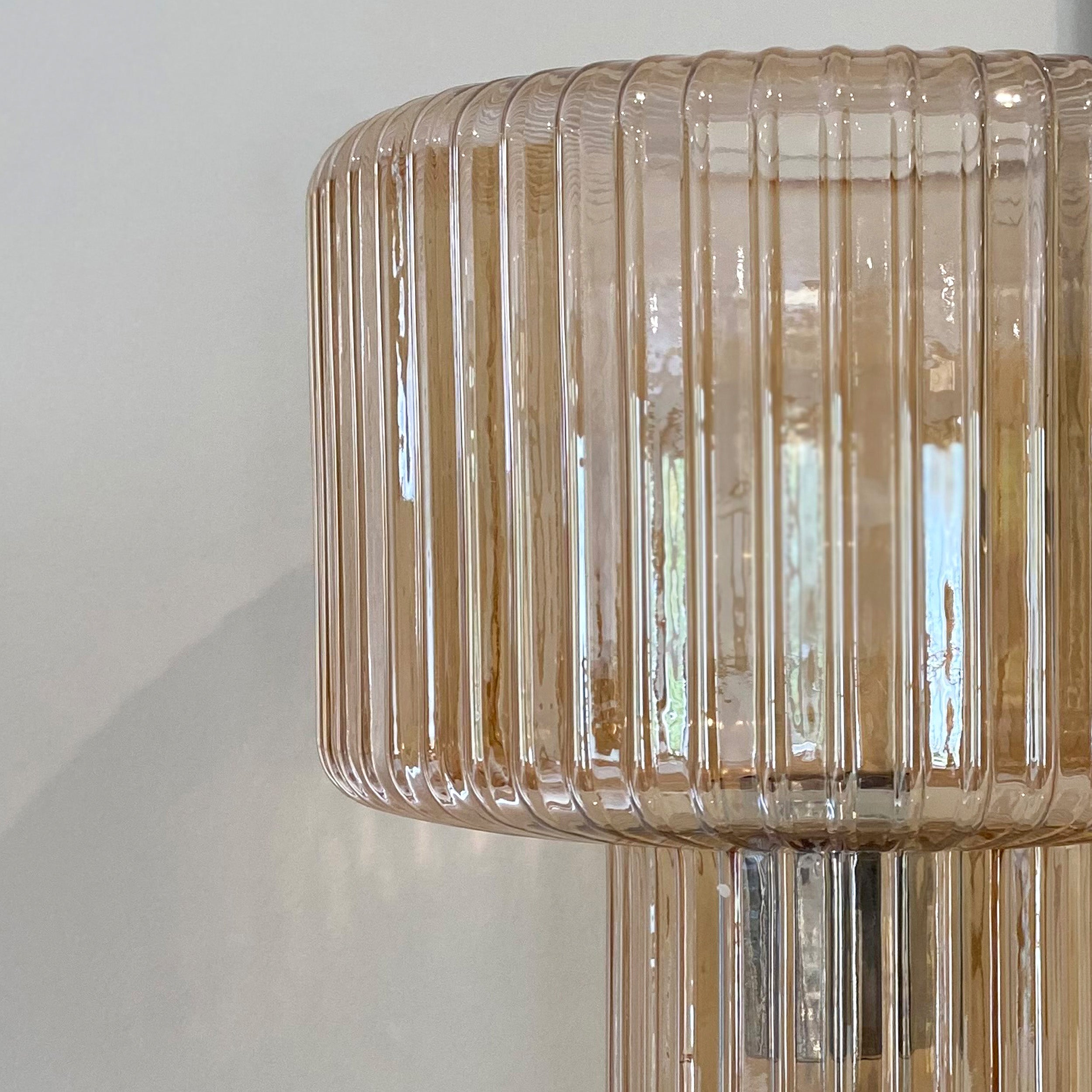 zoom lampada da tavolo in vetro cannelé vernice