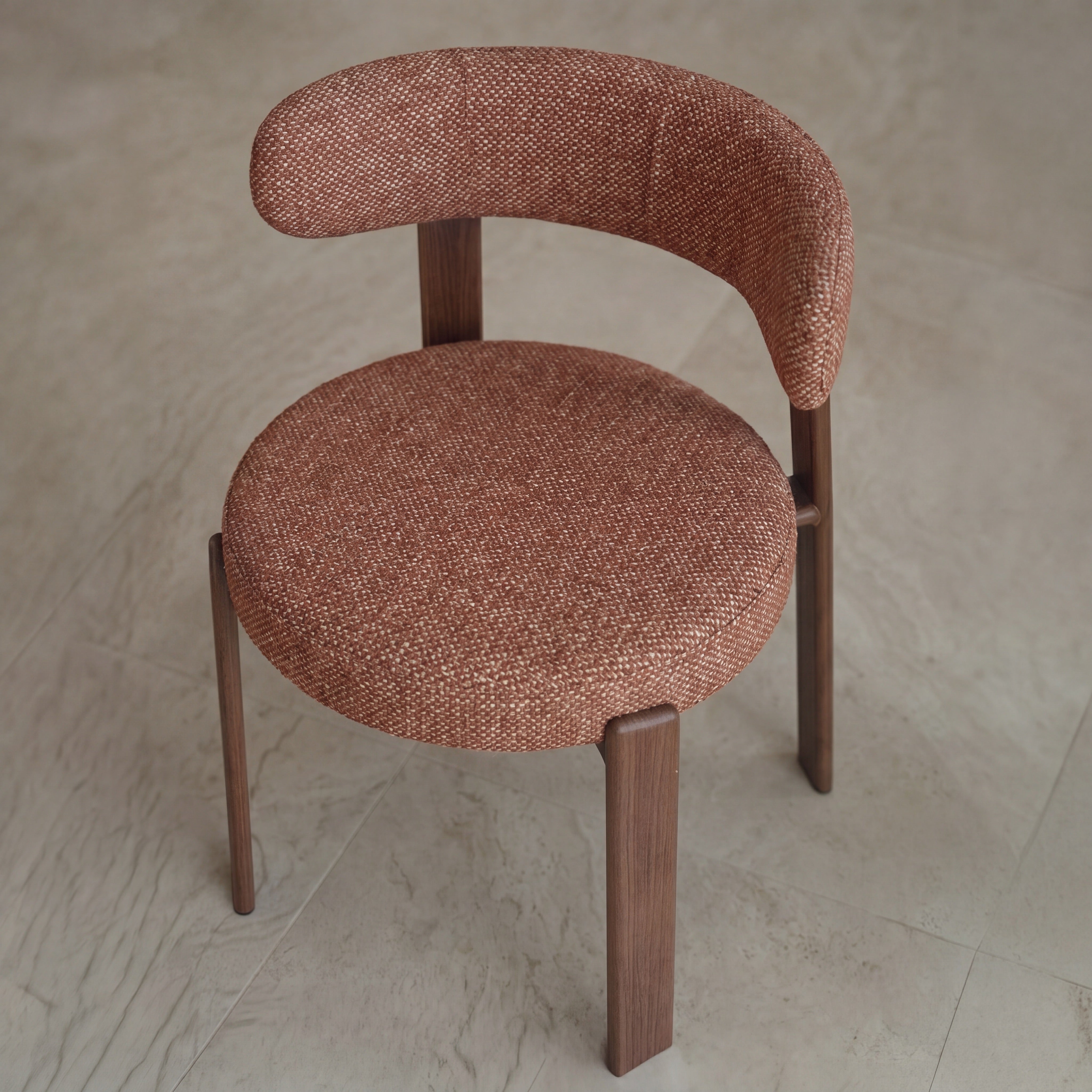 Set di 2 sedie Aura in tessuto testurizzato marrone cannella, gambe in metallo effetto legno.