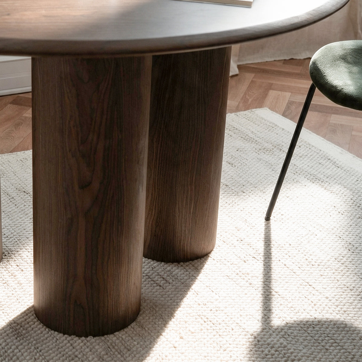 Zoom pieds table noyer assise kaki – Maison Pavane