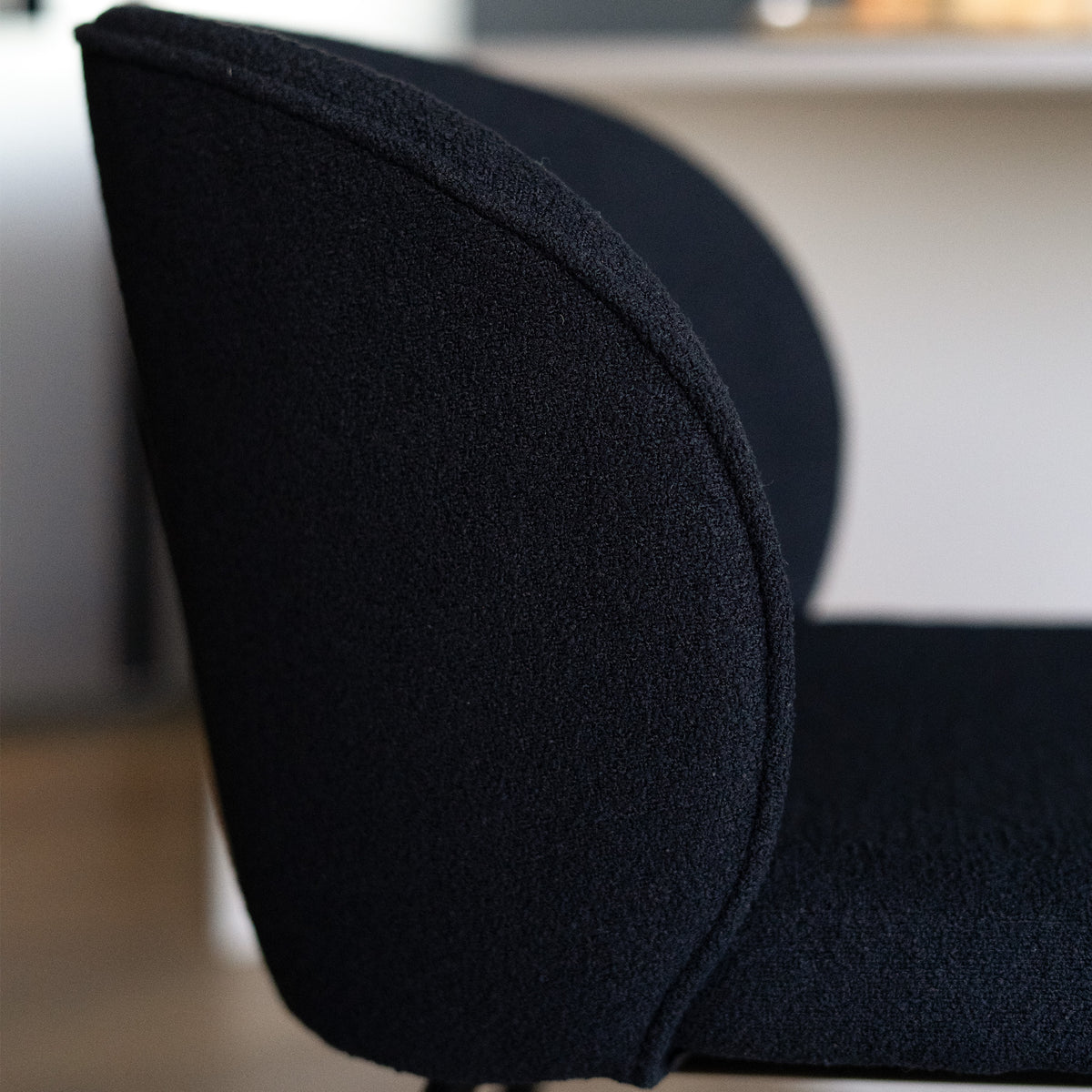 Zoom profil de l'assise en tissu bouclé noir – Maison Pavane
