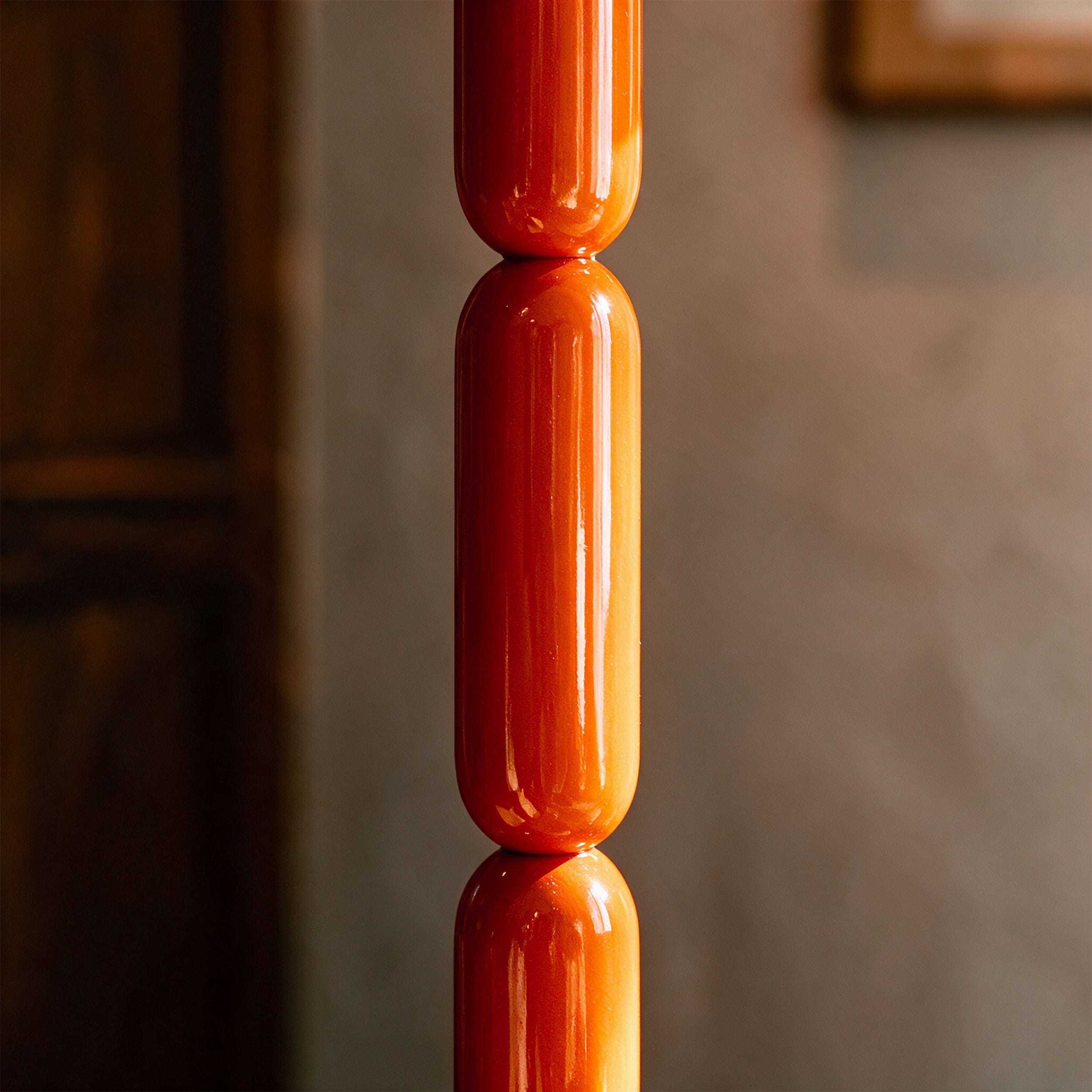 Lampadaire Romy en bois et métal orange