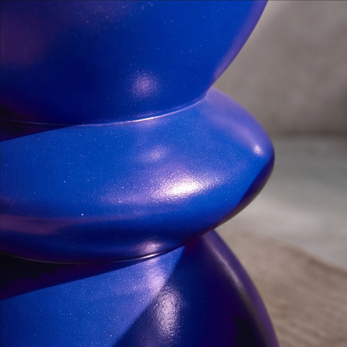 Zoom table d'appoint bleu roi – Maison Pavane
