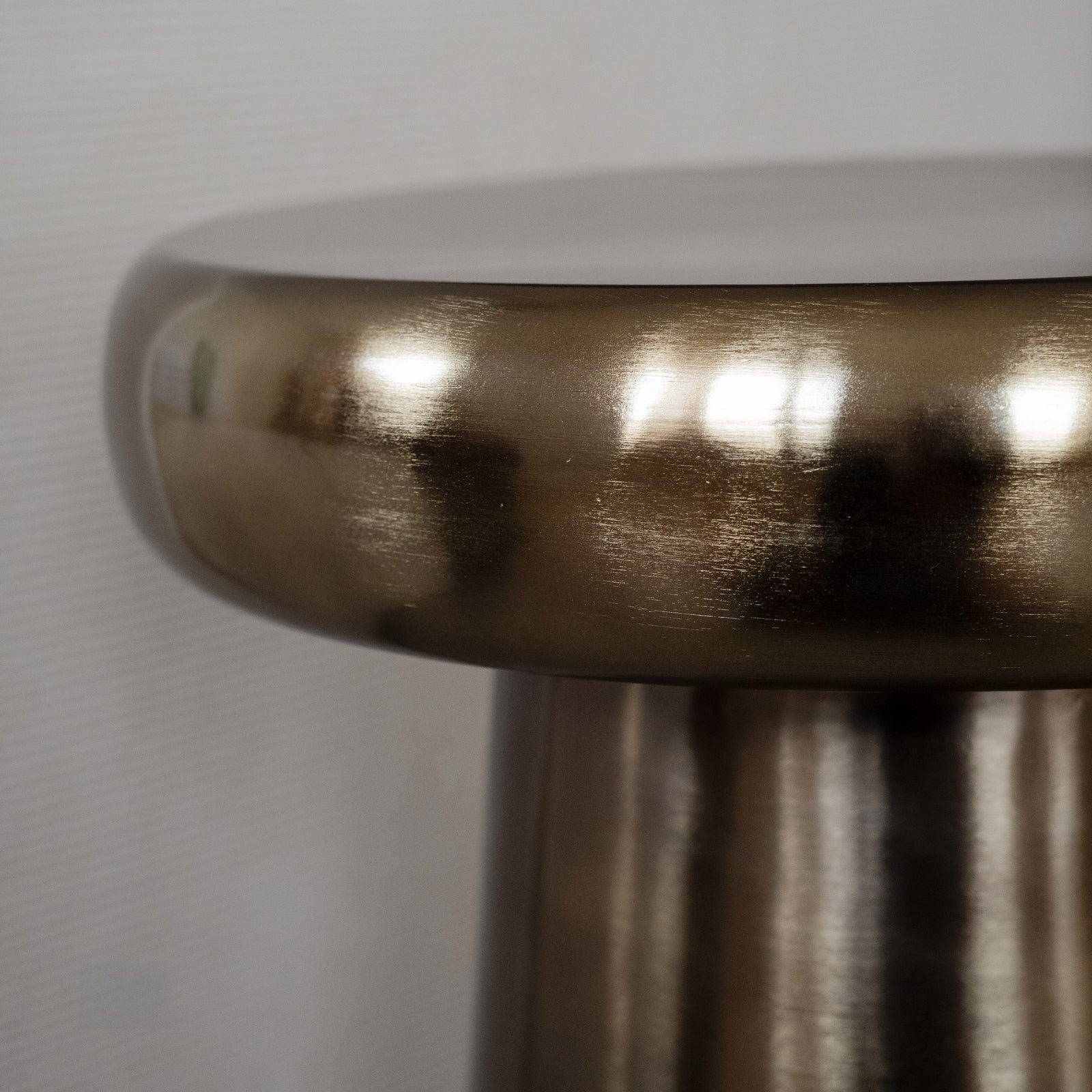 Zoom table appoint doré ronde
