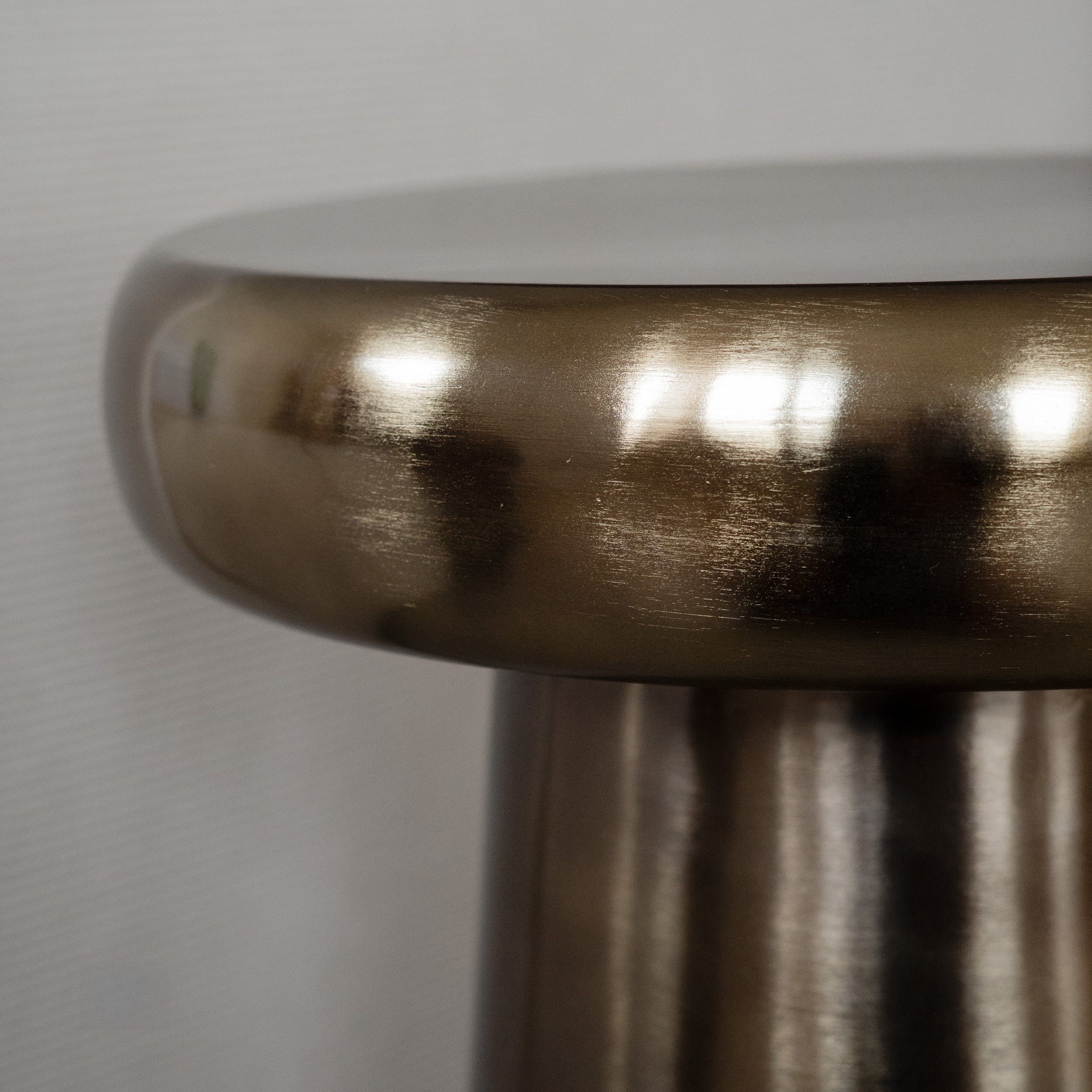Zoom table appoint doré ronde