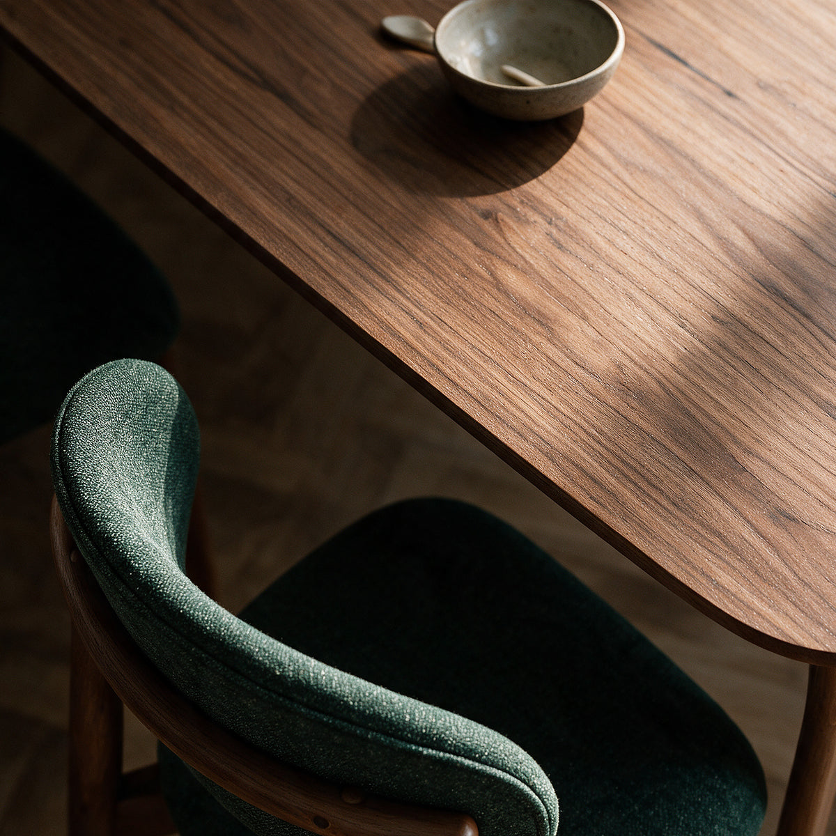 Zoom table en bois marron chaises vertes foncées – Maison Pavane