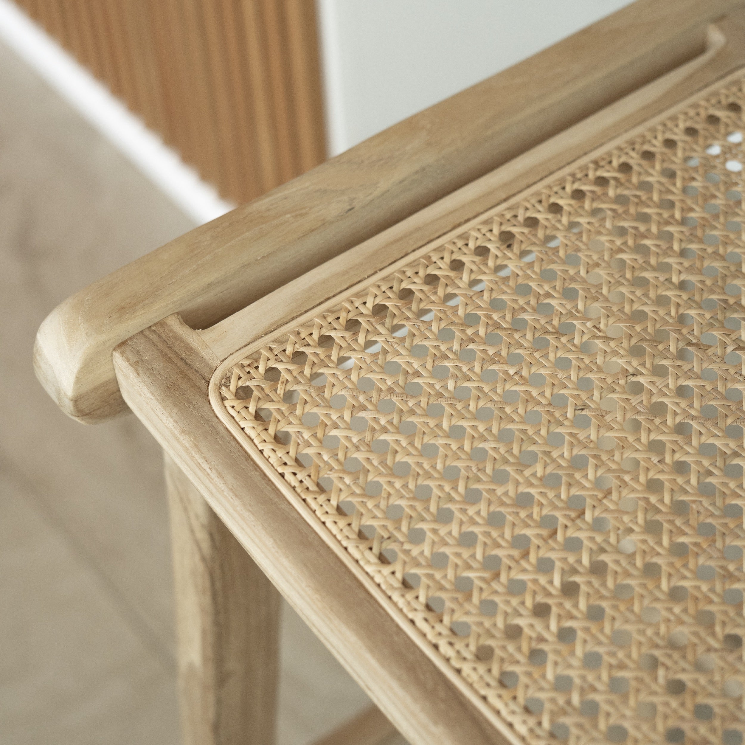 Omaha - Mittelhoher Barhocker aus Teakholz und natürlichem Rattan, 65cm