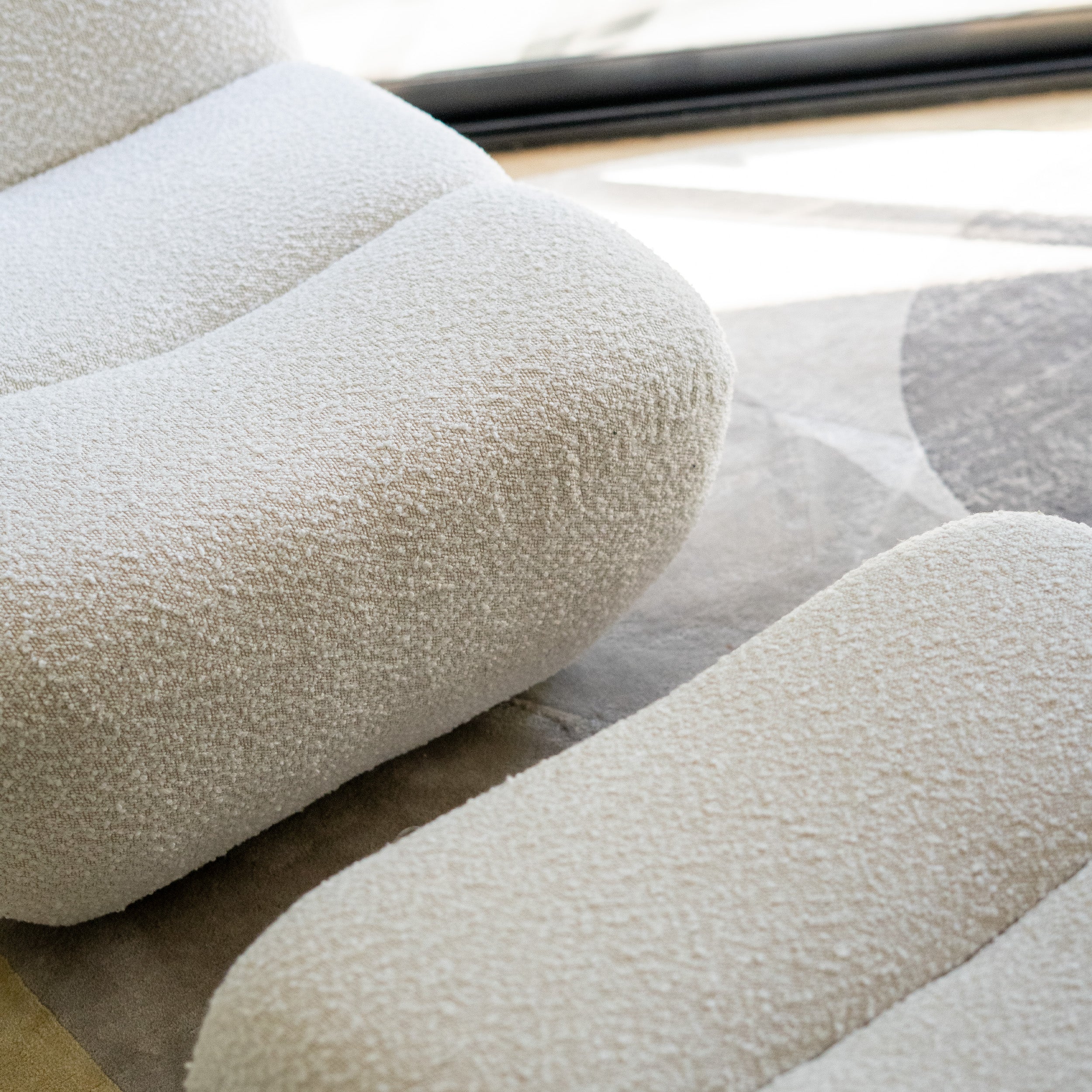 Conjunto de sillón y puf Teddy en tejido rizado blanco