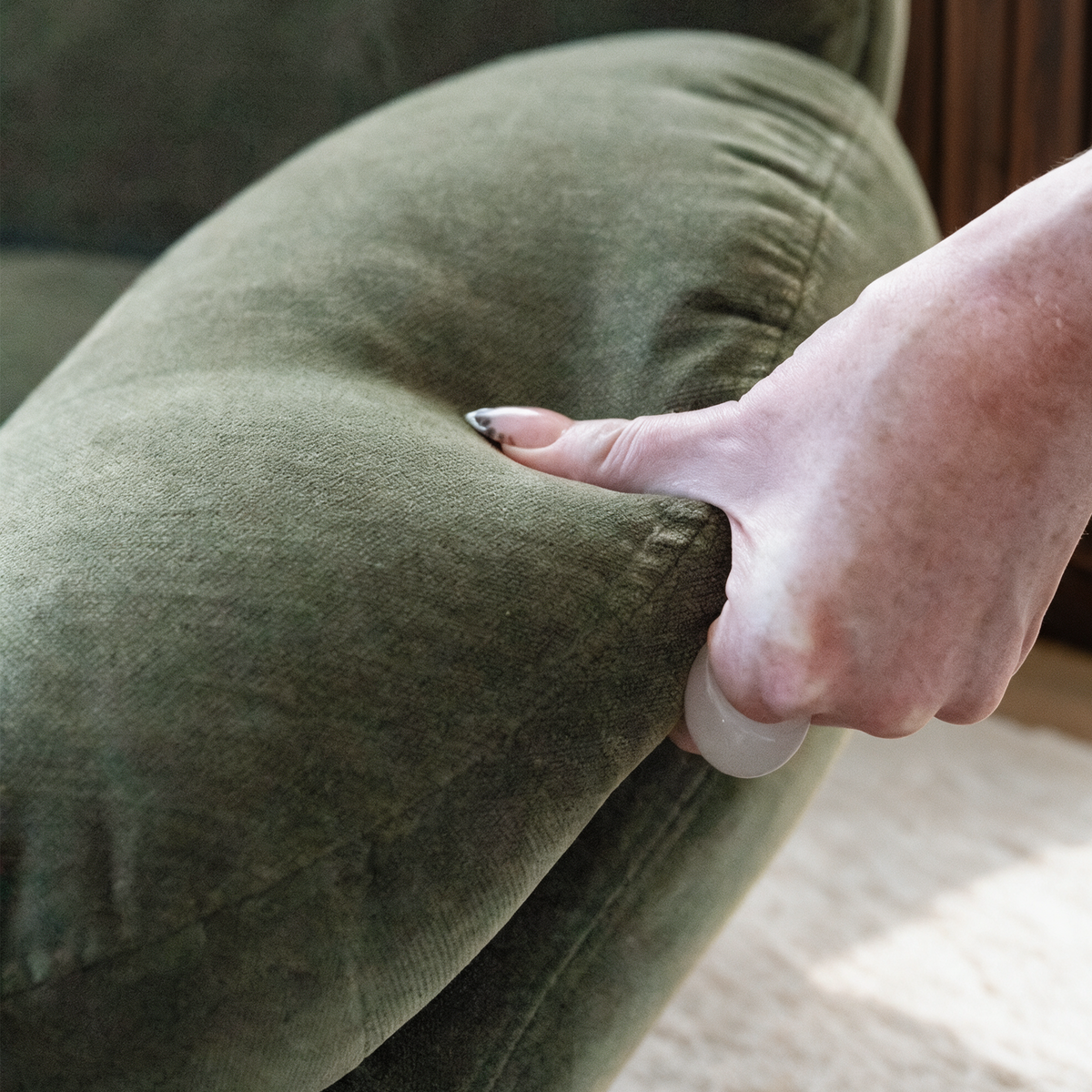 Poltrona Ricci girevole in tessuto effetto velluto verde kaki