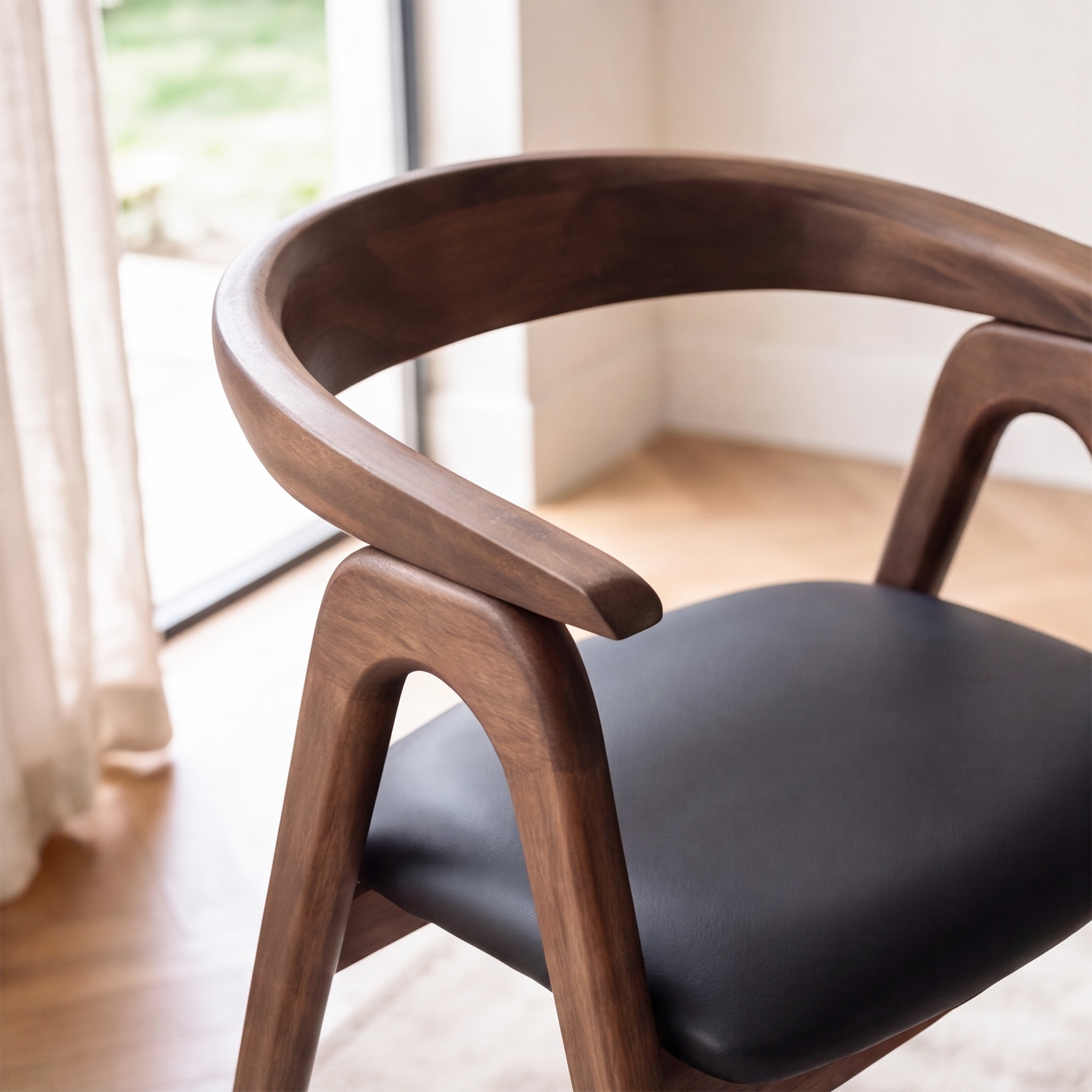 Chaise Hawa en bois d'hévéa marron et cuir synthétique noir